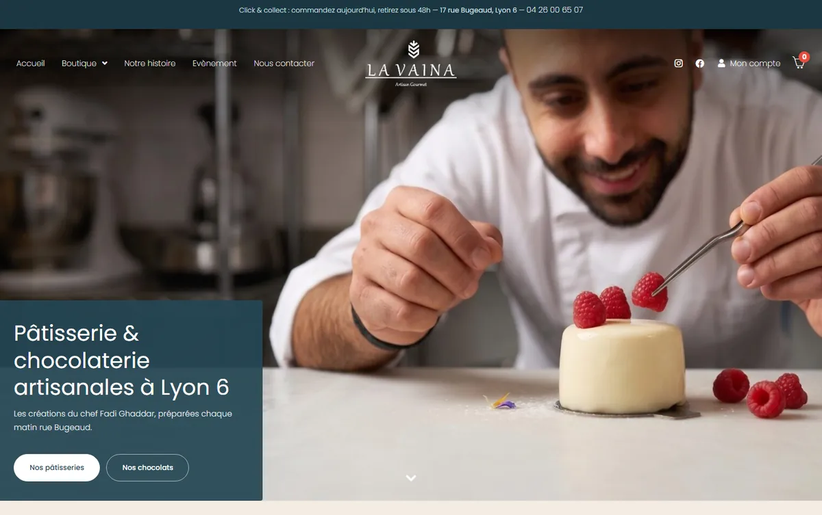 Le nouvel accueil du site de La Vaina : bandeau click & collect, le chef dépose des framboises sur un entremets, titre « Pâtisserie & chocolaterie artisanales à Lyon 6 »